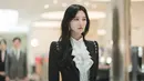 Meskipun Hong Hae In memiliki segalanya mulai dari kekayaan hingga reputasi, ia menghadapi kejadian tak terduga yang mengguncang kehidupannya serta hubungannya dengan suaminya Baek Hyun Woo. (foto: tvN)