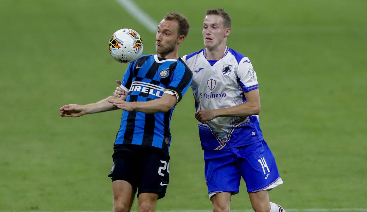 Gelandang Inter Milan, Christian Eriksen, berebut bola dengan pemain Sampdoria, Jakub Jankto, pada laga Serie A di Stadion Giuesepe Meazza, Minggu (21/6/2020). Inter Milan menang 2-1 atas Sampdoria. (AP/Antonio Calanni)