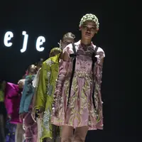 Kembang Tujuh Rupa adalah koleksi penuh warna dan tekstur dari STUDIO JEJE, terinspirasi oleh perjalanan spiritual penyucian dan kelahiran kembali dalam tradisi Jawa,  sebagaimana yang diimajinasikan oleh sang direktur kreatif, Angelita Nurhadi. [Dok/Fimela/Adrian Utama P].