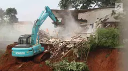 Alat berat meratakan rumah saat proses eksekusi lahan untuk proyek jalan Tol Cijago di kawasan Kukusan, Depok, Rabu (12/12). PN Depok kembali mengeksekusi 20 bidang lahan terkait proyek jalan tol Cijago Seksi II. (Liputan6.com/Immanuel Antonius)