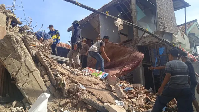 rumah ambruk