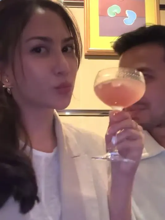 Paduan blazer dan t-shirt jadi pilihan OOTD Jessica Mila nikmati cocktail [@jscmila]