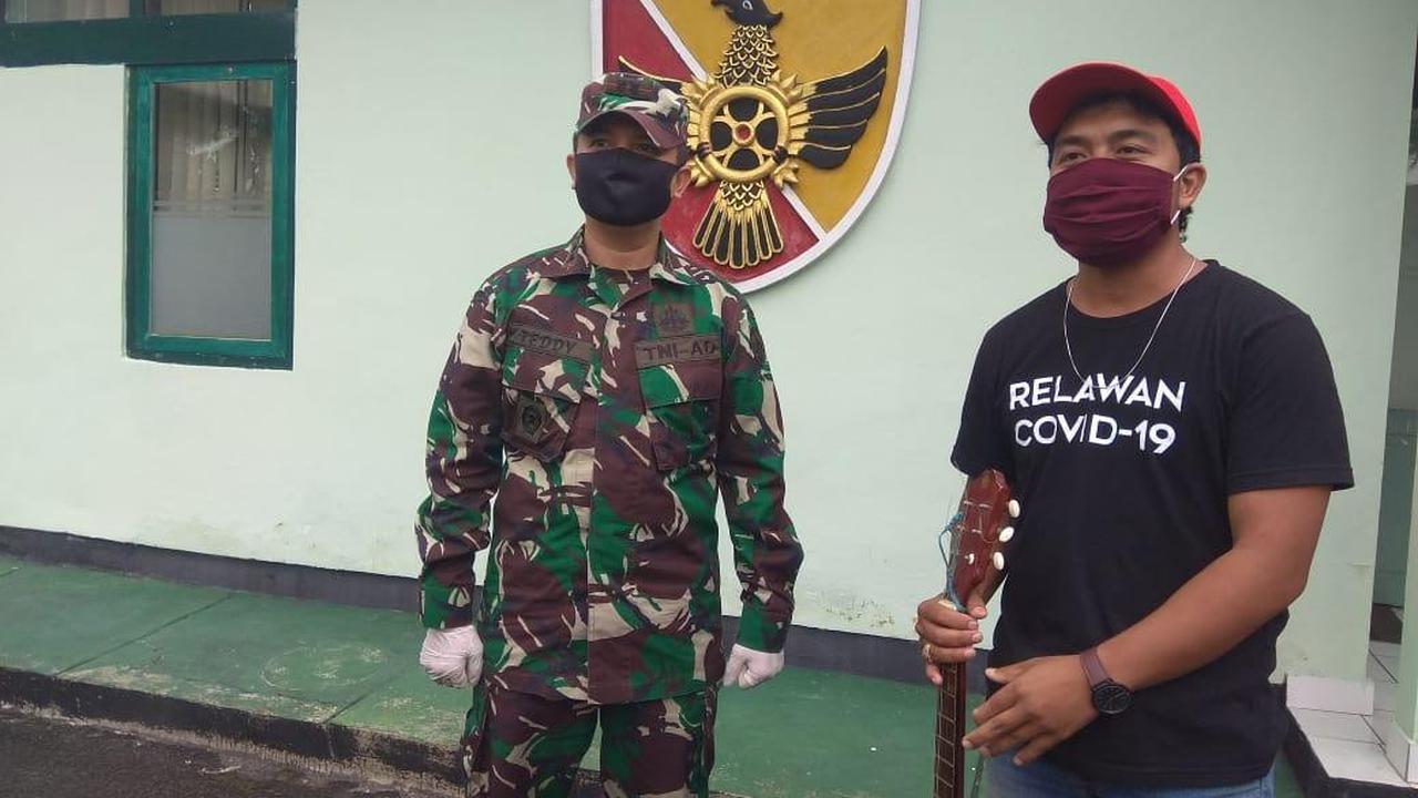 Pemuda Banjar Serokadan mencipatakan lagu khusus untuk TNI saat menjalani isolasi