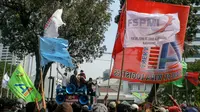 Para buruh juga meminta Jakarta tidak menyetujui penangguhan upah dan menolak sistem kerja outsourcing, (2/10/14). (Liputan6.com/Faizal Fanani)