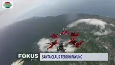 Para santa merupakan tim gabungan dari Polri dan TNI yang diturunkan langsung oleh pesawat CN25 milik Polri di langit Jayapura.
