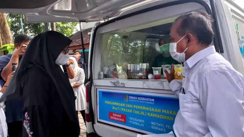 Bupati Banyuwangi Ipuk Fiestiandani (kanan) melihat mobil labkesda Banyuwangi yang di tempatkan di pasar takjil Ramadan. (Istimewa)