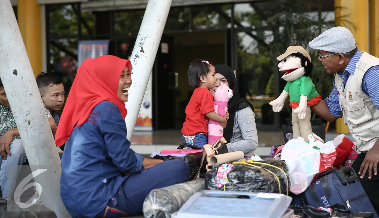 Seorang pendongeng yang tergabung dalam Gerakan Para Pendongeng untuk Kemanusiaan (GePPUK) menghibur pemudik anak-anak di Pelabuhan Tanjung Priuk, Jakarta, Kamis (30/6). (Liputan6.com/Faizal Fanani)