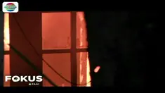 Kepanikan bertambah karena di atas rumah yang terbakar ada tegangan ekstra tinggi atau sutet.