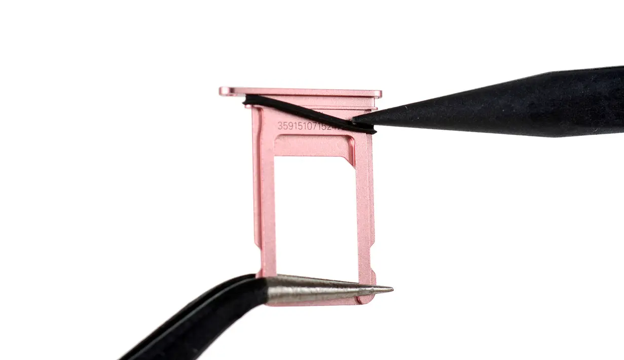 Fitur anti air yang dimiliki iPhone 7 Plus hingga ke penutup SIM card diperlihatkan dalam sesi bedah oleh iFixit's di Jepang, (15/9). Ponsel ini dapat bertahan selama 30 menit di dalam air sedalam 1 meter. (Courtesy iFixit/REUTERS)