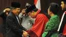 Wakil Presiden Jusuf Kalla saat memberikan selamat kepada Ketua Mahkamah Konstitusi yang baru, Arief Hidayat, di Gedung Mahkamah Konstitusi, Jakarta, Selasa (14/1/2015). (Liputan6.com/Herman Zakharia)