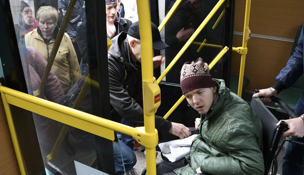 Warga menaiki kendaraan saat evakuasi warga sipil di Kramatorsk, Ukraina, Minggu, 10 April 2022. Invasi Rusia ke Ukraina hingga saat ini telah berlangsung selama 46 hari.  (AP Photo/Andriy Andriyenko)