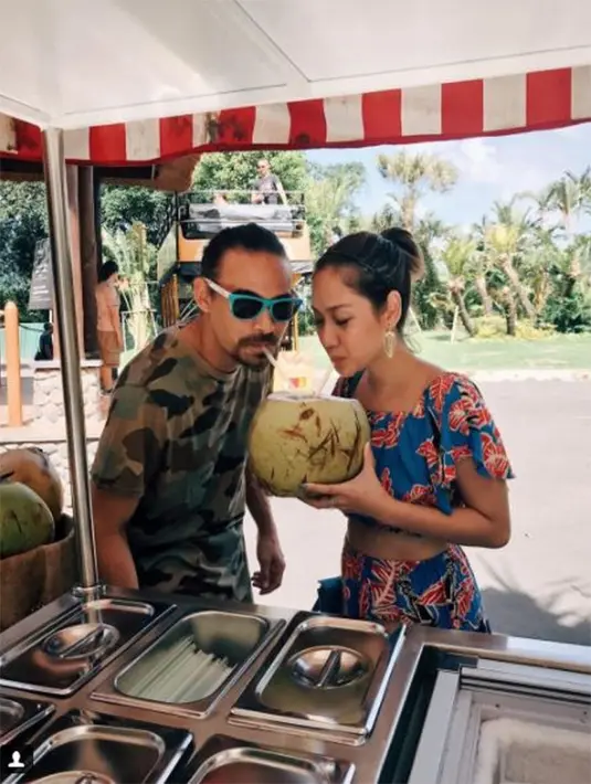 "Bukan masalah jatuh cinta lagi, bukan masalah edisi tiga bulan lagi. Udah banyak yang dilewatin, banyak judgement, tapi selama masih ada yang kita perjuangin, itu yang kita perjuangin sama-sama," tegas Bunga Citra Lestari. (Instagram/@bclsinclair)