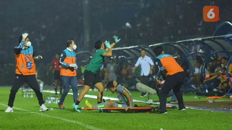 Foto: Suasana Mencekam Kericuhan usai Laga Arema FC Vs Persebaya Surabaya Pada Laga Lanjutan BRI Liga 1 2022/2023