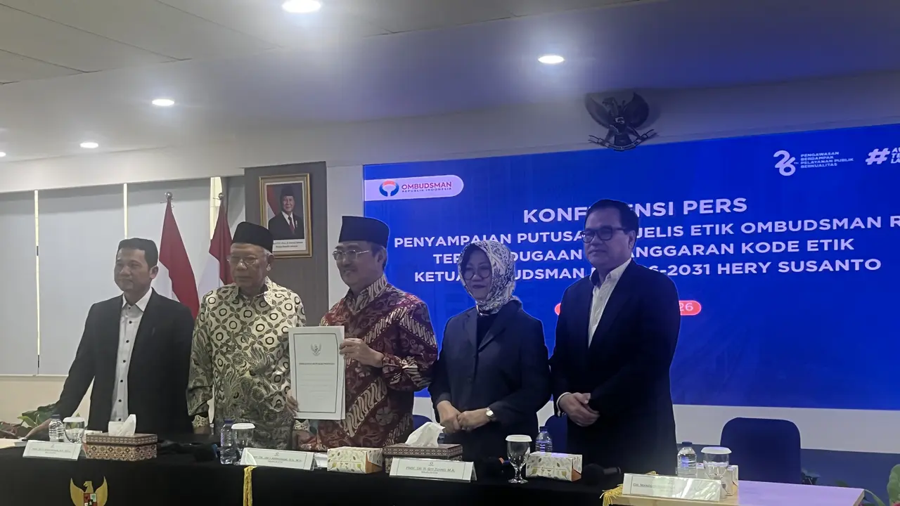 Majelis Etik Ombudsman Republik Indonesia (ORI) menyampaikan hasil rapat terkait dugaan pelanggaran etik yang dilakukan Ketua ORI periode 2026–2031, Hery Susanto, yang telah berstatus tersangka. (Liputan6.com/Radityo)