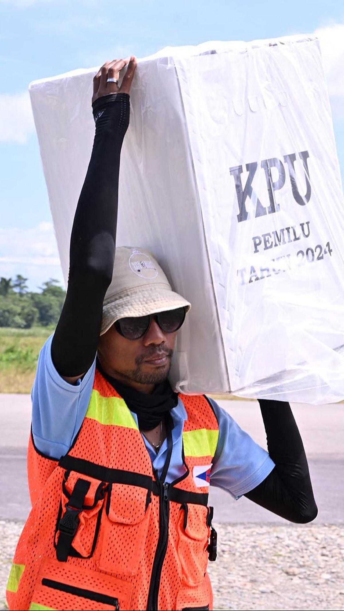 Untuk menjangkau TPS wilayah terpencil di wilayah Papua Tengah, KPU menggunakan helikopter dalam pendistribusian logistik Pemilu 2024.&nbsp;AFP/Adek Berry<br>