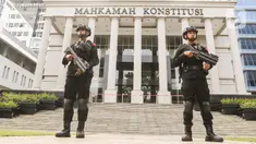 Polisi bersenjata lengkap melakukan pengamanan di Gedung Mahkamah Konstitusi (MK), Jakarta, Selasa (7/11/2023). (Liputan6.com/Angga Yuniar)