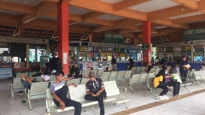 Suasana di Terminal Kampung Rambutan, Jakarta Timur relatif lengang pada H-1 pemberlakuan larangan mudik Lebaran 2021. (Lipputan6.com/Radityo Priyasmoro)