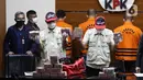 Petugas KPK menunjukkan barang bukti hasil operasi tangkap tangan dengan tersangka Bupati Musi Banyuasin, Dodi Reza Alex Noerdin di Gedung KPK, Jakarta, Sabtu (16/10/2021). KPK menyita uang tunai sejumlah Rp 270 juta dan Rp1,5 Miliar dari MRD (ajudan Bupati). (Liputan6.com/Helmi Fithriansyah)