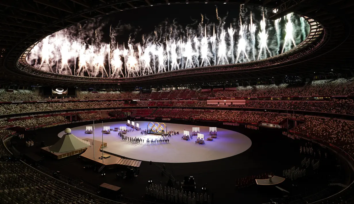 Kembang api meledak saat upacara pembukaan Olimpiade Tokyo 2020 di Olympic Stadium, di Tokyo, Jumat (23/7/2021). Upacara pembukaan Olimpiade Tokyo yang berlangsung dalam era pandemi digelar tanpa penonton. (AP Photo/Patrick Semansky)