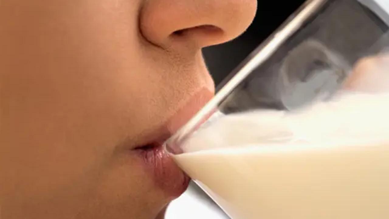 Minum susu hangat | via: pinterest.com