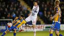 Pemain Manchester United, Chris Smalling saat mencetak gol pertama ke gawang Shrewsbury Town pada putaran kelima Piala FA di Stadion Greenhous Meadow, Shrewsbury, Selasa (23/2/2016) dini hari WIB. (Action Images via Reuters/Lee Smith)