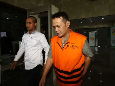 Tersangka Fahmi Darmawansyah tertunduk lesu usai menjalani pemeriksaan di KPK, Jakarta, Selasa (31/1). Direktur Utama PT. MTI tersebut diperiksa sebagai tersangka kasus suap proyek pengadaan alat satelit monitoring di Bakamla. (Liputan6.com/Helmi Afandi)