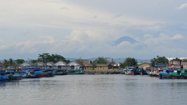 Penampakan Gunung Slamet dari pesisir selatan Cilacap, berjarak sekitar 80 kilometer . (Foto: Liputan6.com/Muhamad Ridlo)