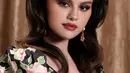 Potret luar biasa Selena Gomez tampil bold dengan lipstik merah. [Foto: Instagram/selenagomez]
