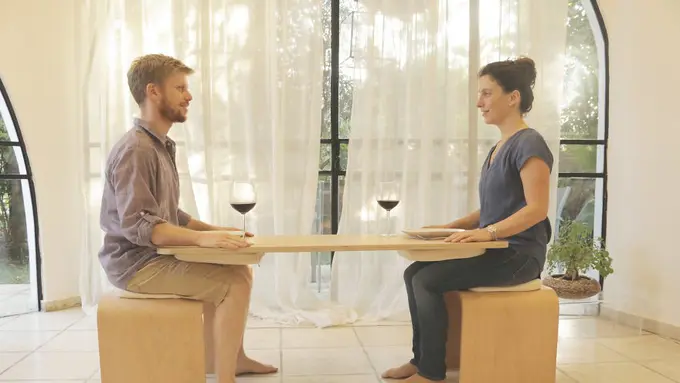 [Bintang] Bukan Romantis, Meja Makan Ini Bisa Bikin Kamu Pegal-pegal