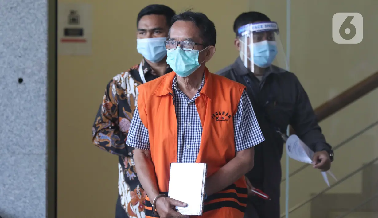 Mantan Direktur Utama PTDI, Budi Santoso (tengah) dikawal petugas jelang meninggalkan Gedung KPK Jakarta, Senin (7/9/2020). KPK memperpanjang masa penahanan Direktur Utama PTDI, Budi Santoso. (Liputan6.com/Helmi Fithriansyah)