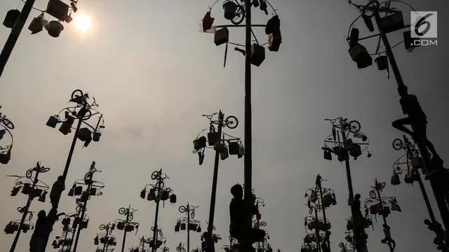 HUT RI ke 72- Panjat Pinang Kolosal