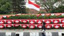 Warga melintas di depan bendera dan aksesori kemerdekaan RI, Jakarta Selatan, Selasa (1/8). Penjualan bendera serta aksesori kemerdekaan ditawarkan dengan harga bervariasi, mulai Rp10ribu hingga Rp250ribu. (Liputan6.com/Immanuel Antonius)