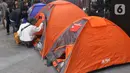 Pengunjung memilih produk kegiatan luar ruang pada pameran Indonesia Outdoor Festival (Indofest) 2020 di JCC Senayan, Jakarta, Kamis (12/3/2020). Pameran hingga 15 Maret 2020 itu menampilkan berbagai macam produk kegiatan luar ruang dengan berbagai merek dengan diskon. (Liputan6.com/Angga Yuniar)