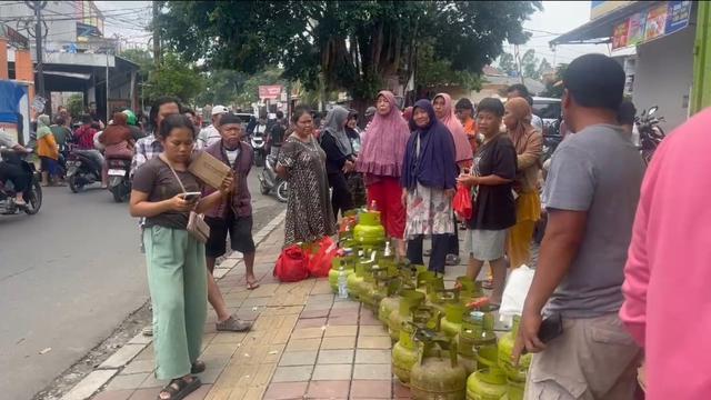 Buat Macet, Antrean Warga Mengular demi Dapatkan Gas 3Kg di Tangerang