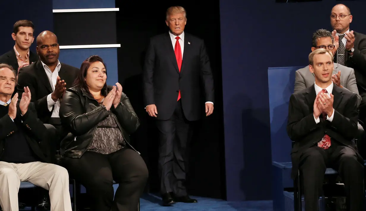Capres dari partai Republik AS, Donald Trump berjalan memasuki panggung sebelum debat capres AS putaran kedua yang diadakan di Washington University, St Louis, AS, Minggu (9/10). (REUTERS/Mike Segar)