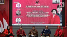 Sekjen PDI Perjuangan Hasto Kristiyanto (tengah) bersama Ketua DPP PDI Perjuangan Ripka Tiptaning, Wasekjen PDI Perjuangan Sada Restuati, Ketua DPP PDI Perjuangan Sri Rahayu, dan Suparyoto saat menjadi pembicara dalam Seminar Nasional di Sekolah Partai PDI Perjuangan, Lenteng Agung, Jakarta, Kamis (2/3/2023). Seminar tersebut bertajuk "Mitigasi Bahaya secara cepat sebagai upaya antisipasi dini untuk memahami potensi bahaya gempa bumi dan resikonya". (Liputan6.com/Johan Tallo)