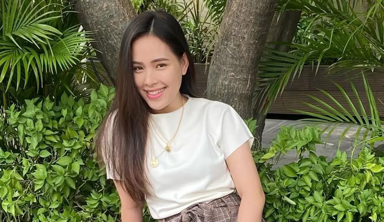 Gaya Lady Nayoan juga terkenal sederhana. Ibu dari 3 anak bersama Rendy Kjaernett ini gemar menampilkan nuansa kasual nan chic lewat pilihan outfitnya. Foto: Instagram.