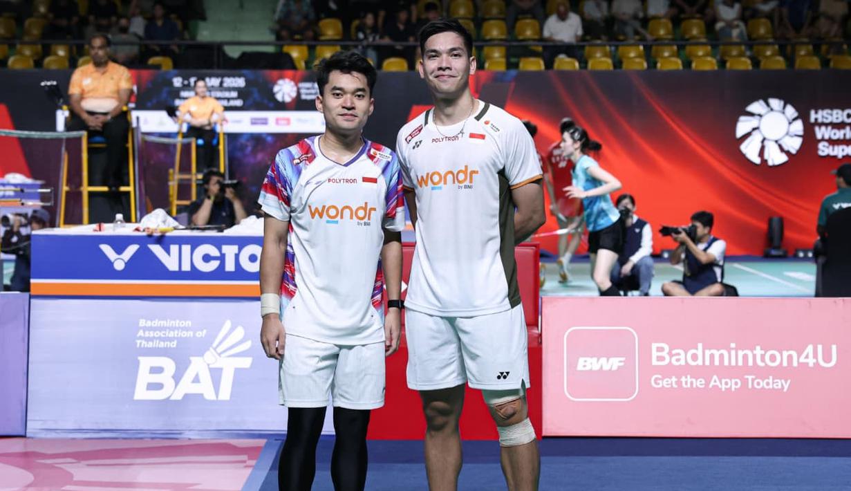 Leo Rolly Carnando dan Daniel Marthin melakukan foto bersama usai berhasil melangkah ke semifinal Thailand Open 2026 setelah mengalahkan wakil tuan rumah, Peeratchai Sukphun/Pakkapon Teeraratsakul, Jumat (15/5/2026) di Bangkok.