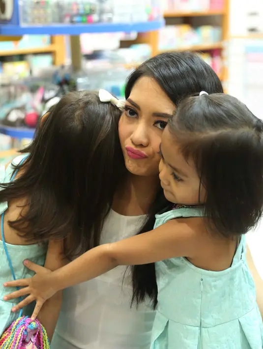 Ririn juga mengaku makan dengan teratur, tubuh Ririn lantas mengundang banyak pertanyaan dari sang sahabat, mengapa tubuhnya masih saja ideal. (Nurwahyunan/Bintang.com)