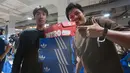 Para jastiper membawa tumpukan sepatu hasil berburu diskon dalam pameran Imperfect Sale 2026 di Blok M Square, Jakarta, Jumat (30/10/2026). Pameran ini menawarkan beragam produk, mulai dari pakaian, tas hingga aksesori dengan harga terjangkau. (KLY/Budy Santoso)