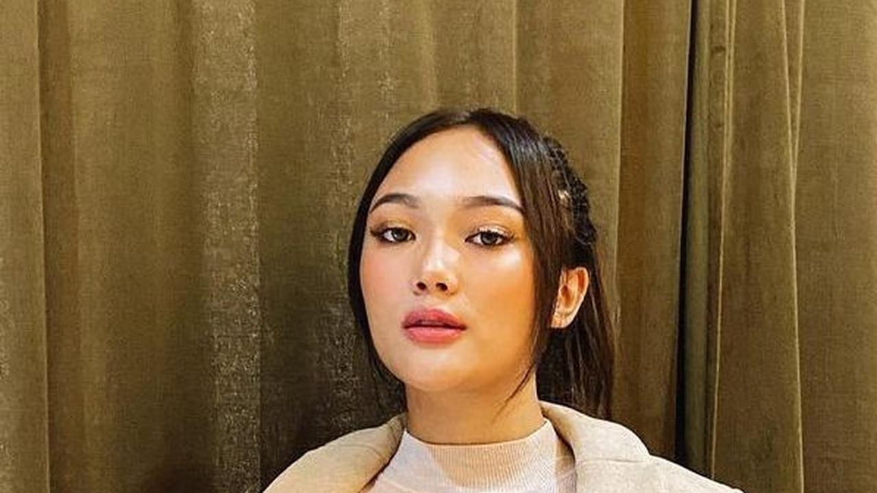 Penampilan wanita kelahiran Kupang, 12 Juni 2000 ini juga terlihat begitu elegan dengan model rambut panjang yang dikucir.