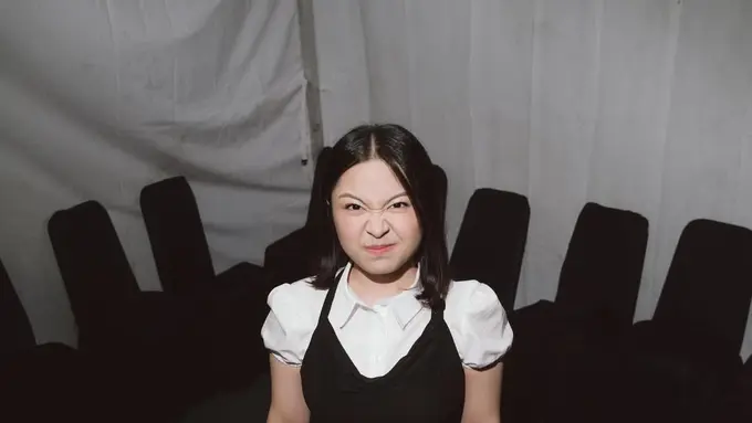 Gaya Bernadya Saat Manggung, Tampil Manis dengan Office Look