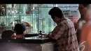 Saat tiba di Gedung KPK, Mahfud yang mengenakan batik lengan panjang warna cokelat mengaku tak kuatir bila ditahan hari ini pasca-diperiksa penyidik, Jakarta, Jumat (8/8/2014) (Liputan6.com/Miftahul Hayat)