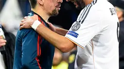 Pemain Real Madrid, Karim Benzema (kanan) berbicara dengan Pemain Bayern Munchen Franck Ribery saat semifinal leg pertama Liga Champions di stadion Santiago Bernabeu, Madrid (23/4/2014). (AFP PHOTO / Gerard JULIEN)