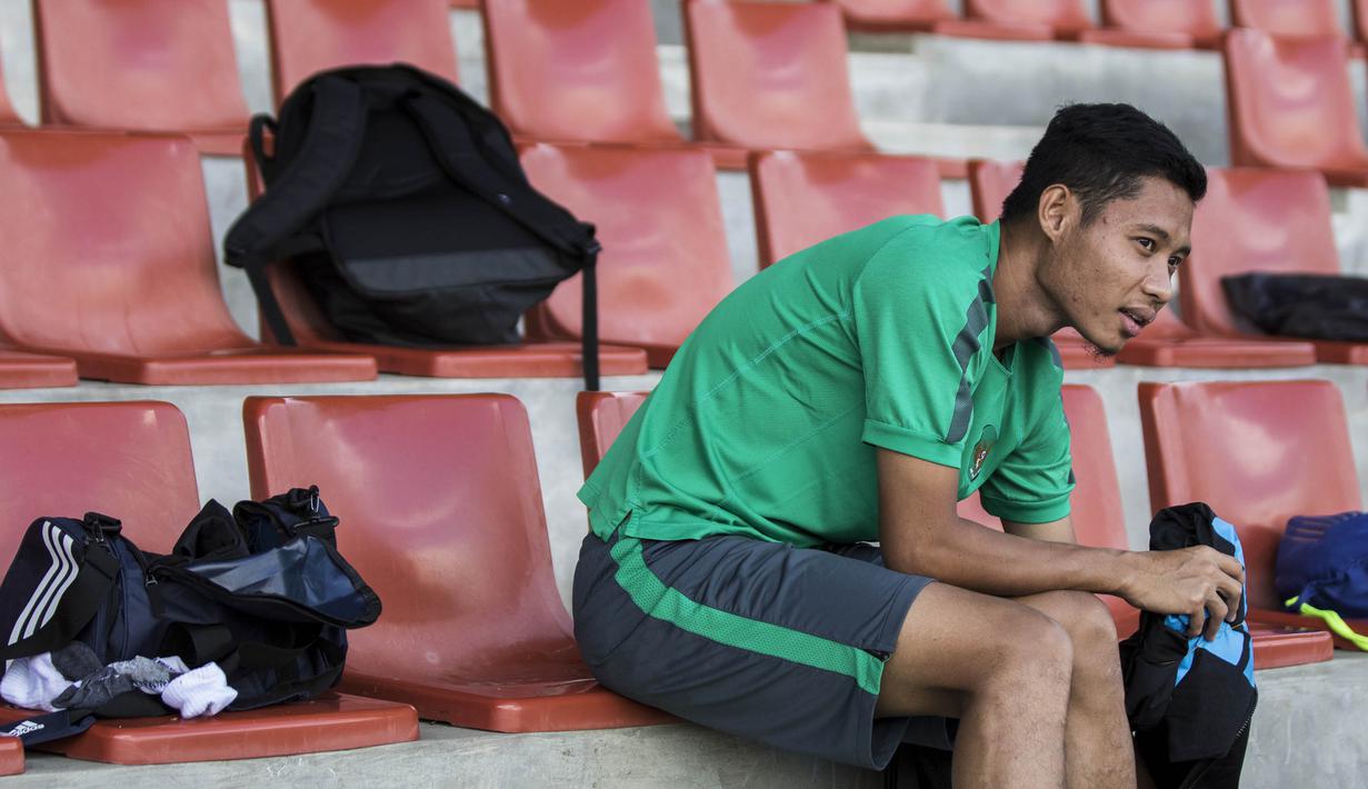 Gelandang Timnas Indonesia U-22, Evan Dimas, bersiap-siap latihan di Stadion UKM, Selangor, Senin (14/8/2017). Ini merupakan latihan terakhir jelang laga SEA Games melawan Thailand. (Bola.com/Vitalis Yogi Trisna)