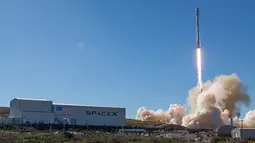 Sekitar 10 menit usai peluncuran dari Basis Angkatan Udara Vandenverg di California, tim SpaceX melaporkan sudah berhasil melepaskan salah satu bagian roket ke Samudera Pasifik, California, Sabtu (14/1) (AP Photo)