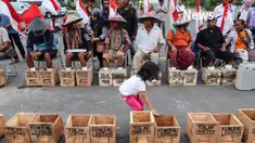 Seorang peserta aksi semen kaki bernama Patmi (48) meninggal dunia. Petani asal Pegunungan Kendeng, Rembang, Jawa Tengah, itu meninggal karena serangan jantung.