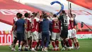 Para pemain Arsenal merayakan gelar juara Piala FA setelah mengalahkan Chelsea pada pertandingan final Piala FA di stadion Wembley, London, Minggu (2/8/2020) dini hari. Arsenal juara Piala FA setelah menang dengan skor 2-1. (Adam Davy/Pool via AP)