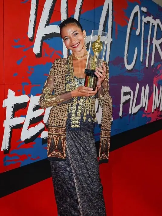 <p>Raih Piala Citra FFI 2022 sebagai Pemeran Pendukung Perempuan Terbaik lewat perannya di film Losmen Bu Broto, Putri Marino tampil elegan dalam balutan kebaya nuansa emas dari Biyan. @putrimarino.</p>