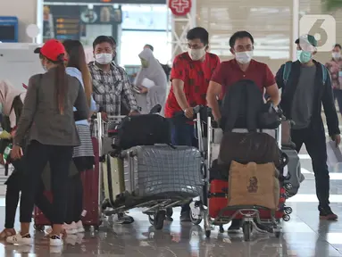 Calon penumpang bersiap melakukan lapor diri sebelum penerbangan di Terminal 3 Bandara Soekarno Hatta, Banten, Kamis (7/5/2020). Kementerian Perhubungan hanya mengizinkan penumpang bersyarat dengan wajib menyertakan surat keterangan Negatif COVID-19 dari rumah sakit. (Liputan6.com/Herman Zakharia)